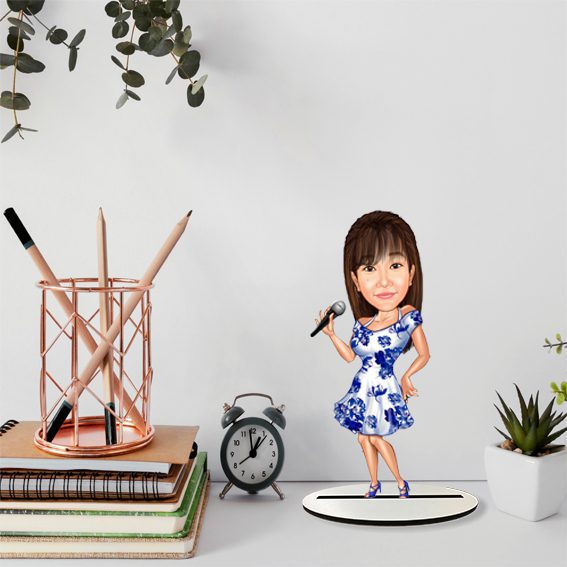 Şarkı Söyleyen Kız Karikatür Biblo 1